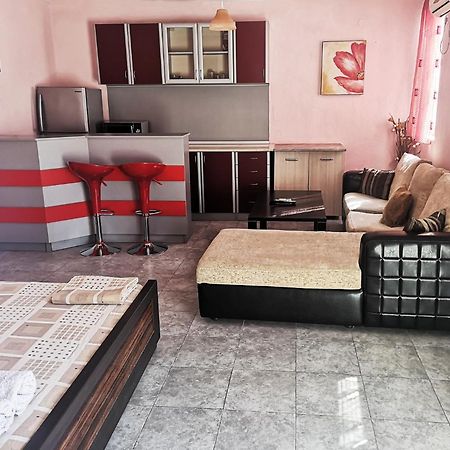 Merilyn Petrich Ngoại thất bức ảnh