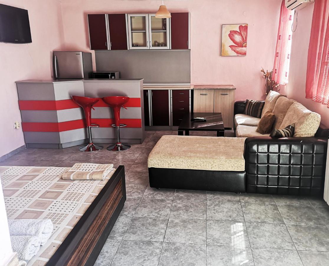Merilyn Petrich Ngoại thất bức ảnh